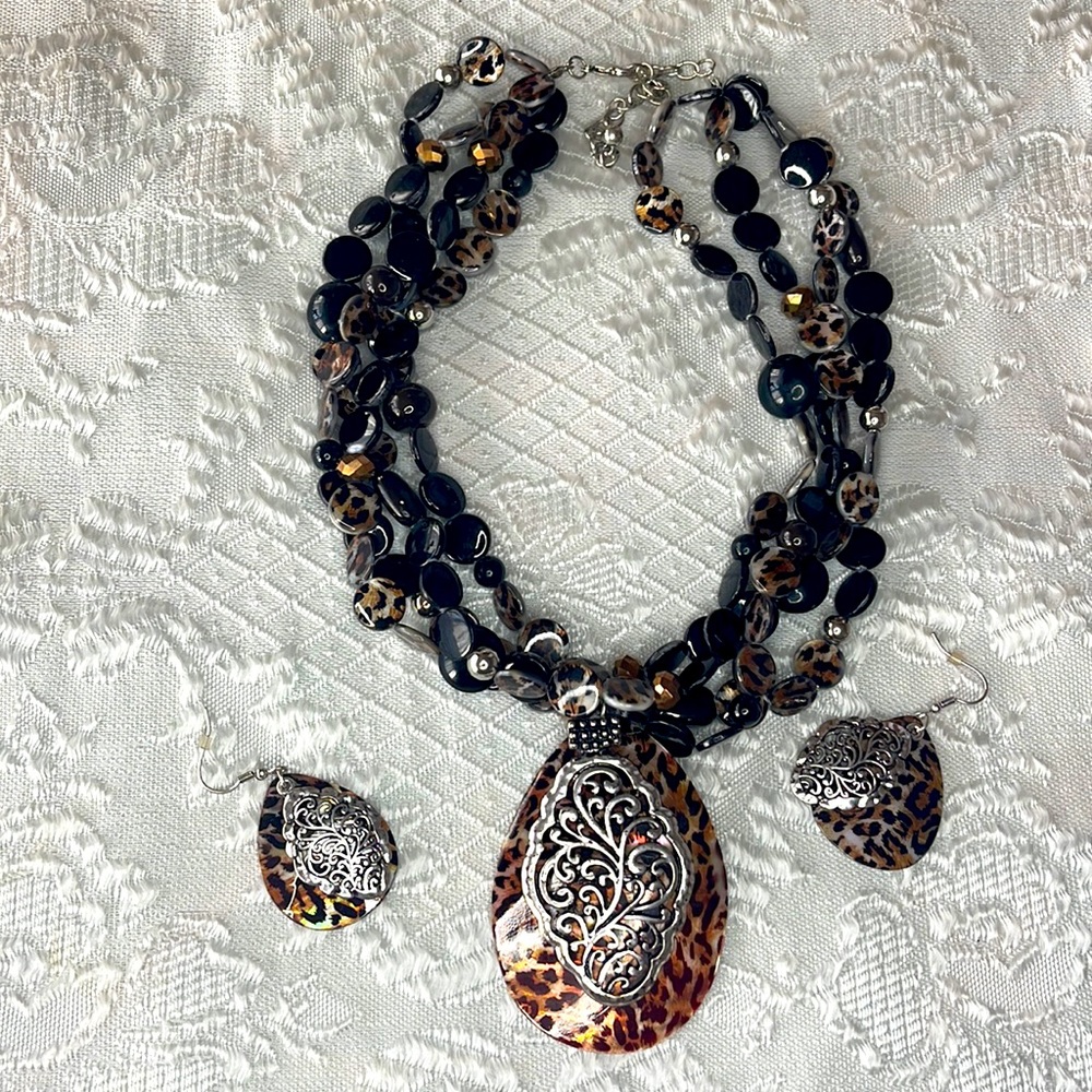 Women’s jewelry necklace & earrings set. bead style. Painted mother of Pearl